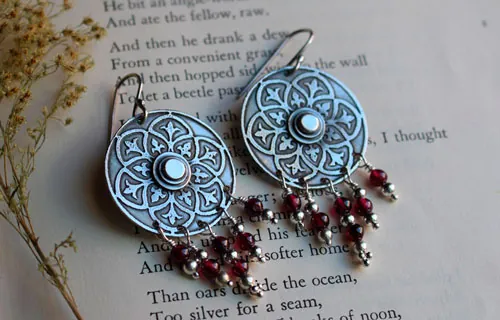 Murmure du bouclier, boucles d’oreilles médiévales en argent et grenat