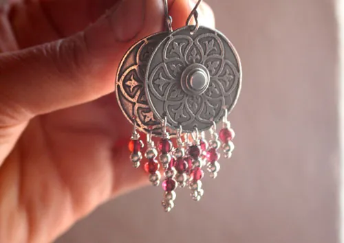 Murmure du bouclier, boucles d’oreilles médiévales en argent et grenat