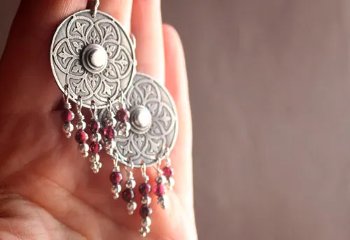 Murmure du bouclier, boucles d’oreilles médiévales en argent et grenat