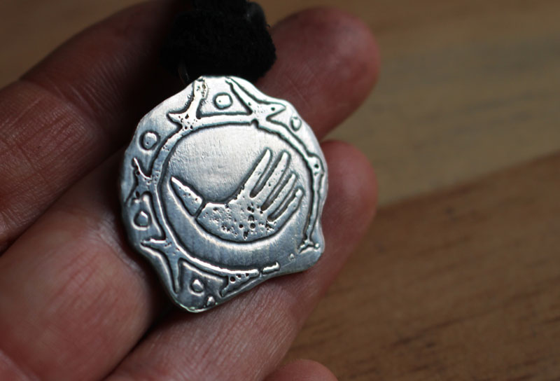 Main olmèque, collier symbole olmèque en argent