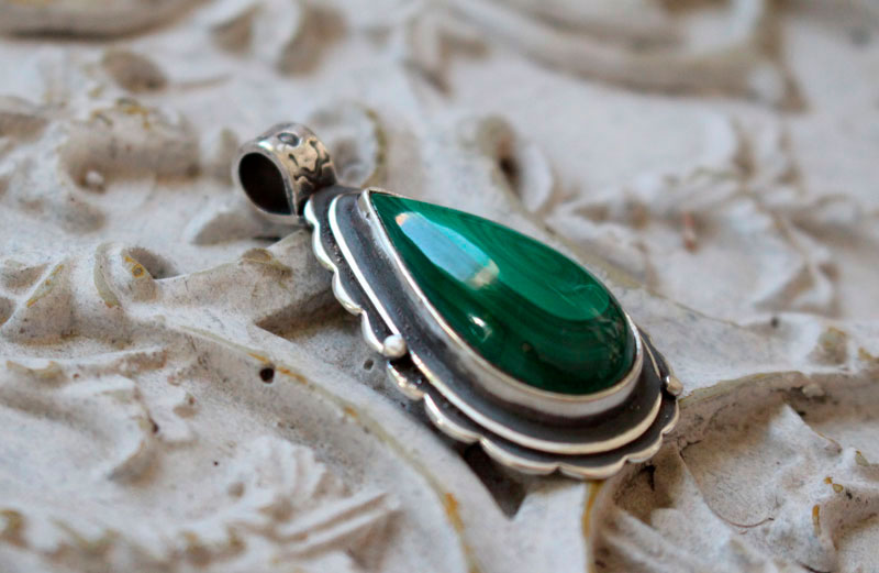 Malachite, pendentif vert en argent et malachite