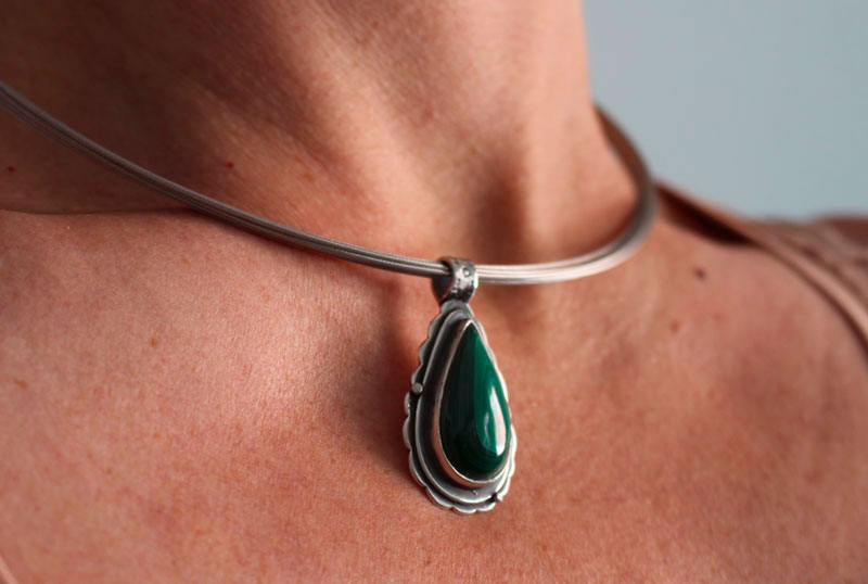 Malachite, pendentif vert en argent et malachite