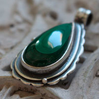 Malachite, pendentif vert en argent et malachite