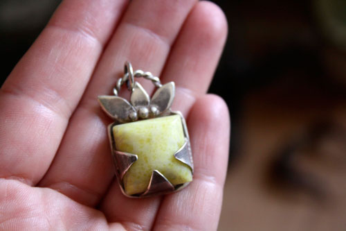 Manjano, pendentif fruit carré en argent et jade citron