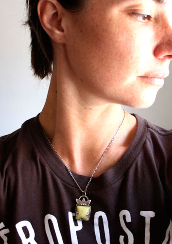 Manjano, pendentif fruit carré en argent et jade citron