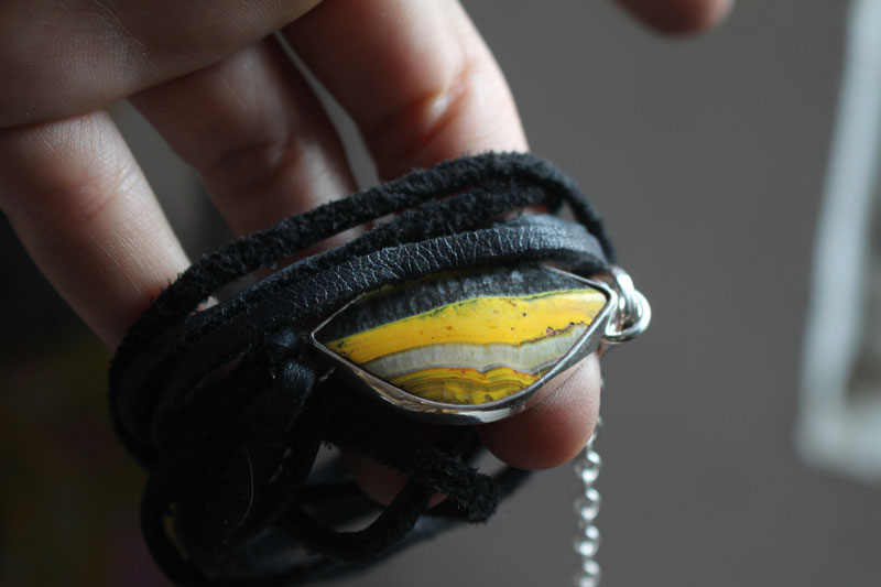 Mellonia, bracelet en argent, cuir et jaspe bumblebee