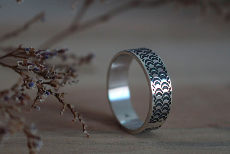 Mélusine, bague écailles en argent