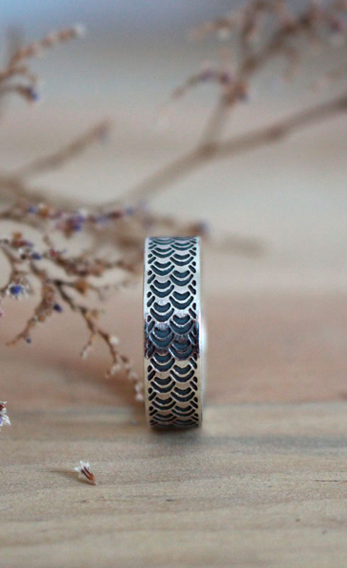 Mélusine, bague écailles en argent