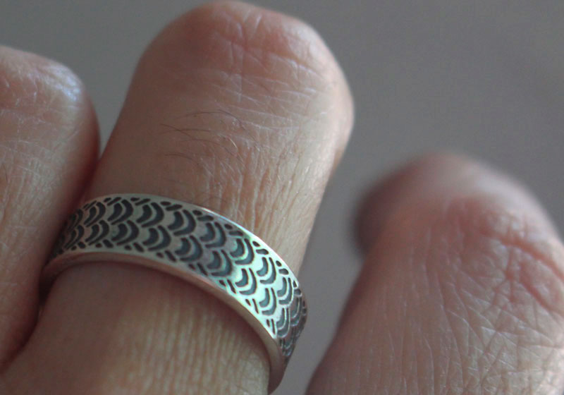 Mélusine, bague écailles en argent