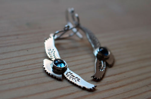 Messages de l’aurore, boucles d’oreilles aigle en argent et zircon bleu