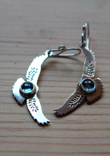 Messages de l’aurore, boucles d’oreilles aigle en argent et zircon bleu