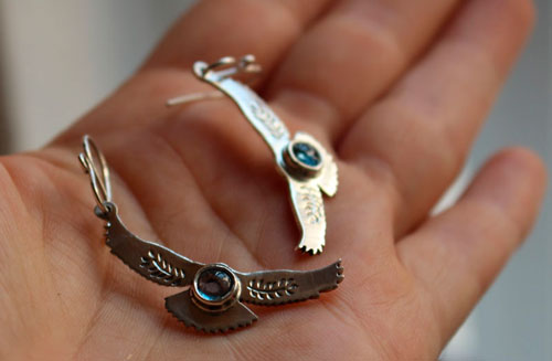 Messages de l’aurore, boucles d’oreilles aigle en argent et zircon bleu