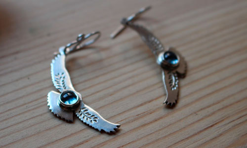 Messages de l’aurore, boucles d’oreilles aigle en argent et zircon bleu