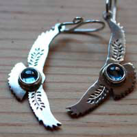 Messages de l’aurore, boucles d’oreilles aigle en argent et zircon bleu