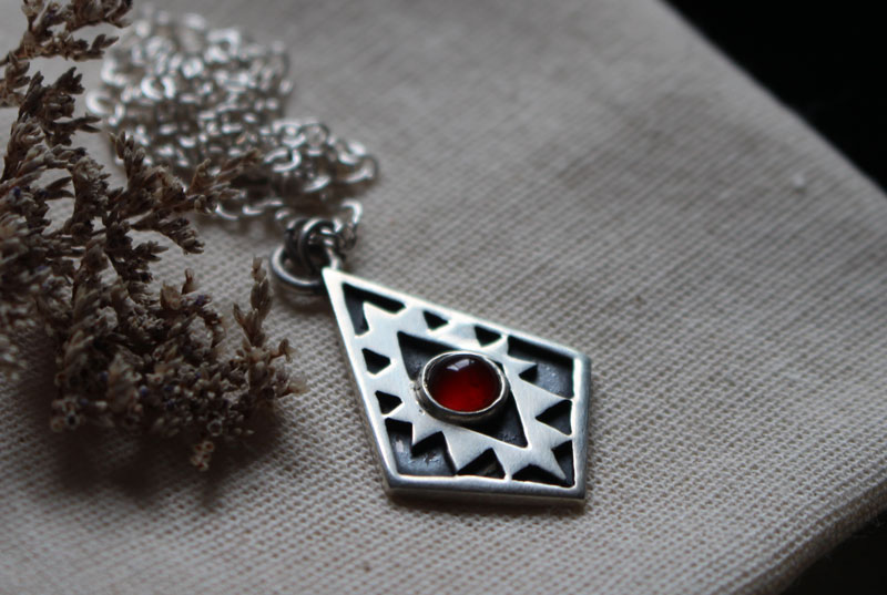 Miroir de l’âme, collier croix aztèque en argent et cornaline