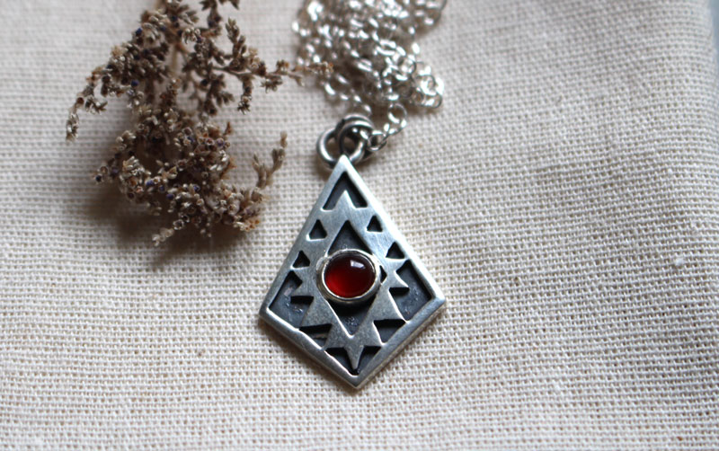 Miroir de l’âme, collier croix aztèque en argent et cornaline