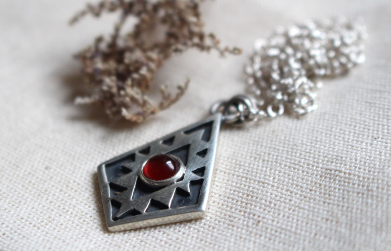 Miroir de l’âme, collier croix aztèque en argent et cornaline