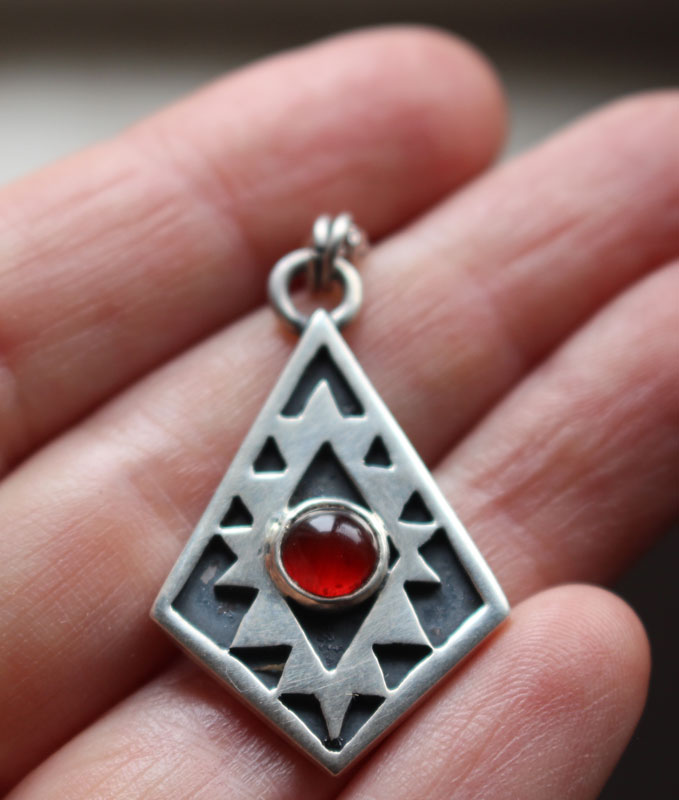 Miroir de l’âme, collier croix aztèque en argent et cornaline