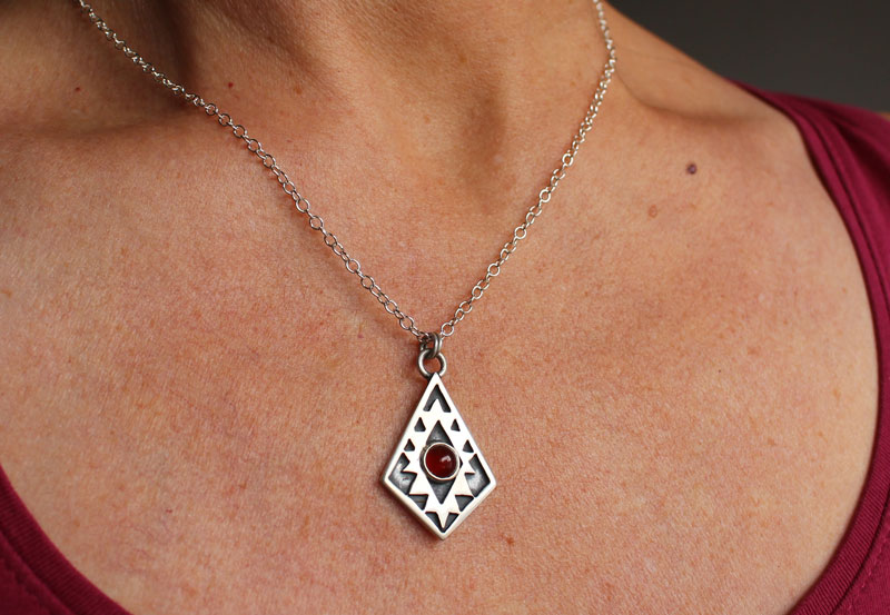 Miroir de l’âme, collier croix aztèque en argent et cornaline