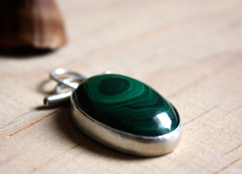 Mousse, pendentif sanctuaire des sous-bois en argent et malachite