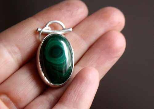 Mousse, pendentif sanctuaire des sous-bois en argent et malachite
