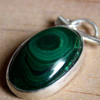 Mousse, pendentif sanctuaire des sous-bois en argent et malachite