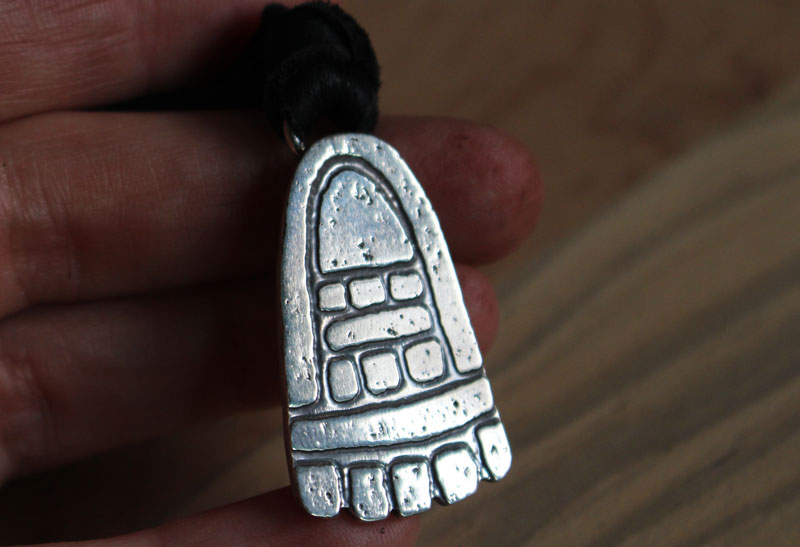 Mouvement, collier pied olmèque en argent