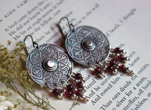 Murmure du bouclier, boucles d’oreilles médiévales en argent et grenat