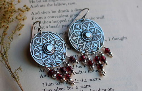 Murmure du bouclier, boucles d’oreilles médiévales en argent et grenat