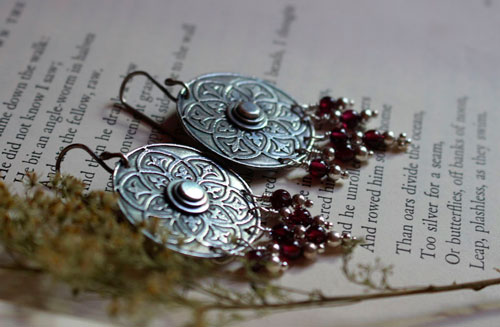 Murmure du bouclier, boucles d’oreilles médiévales en argent et grenat