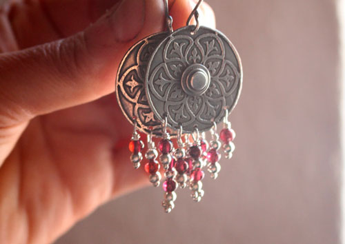 Murmure du bouclier, boucles d’oreilles médiévales en argent et grenat