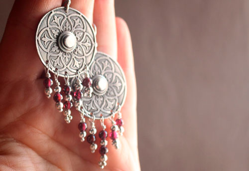 Murmure du bouclier, boucles d’oreilles médiévales en argent et grenat
