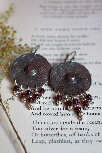 Murmure du bouclier, boucles d’oreilles médiévales en argent et grenat