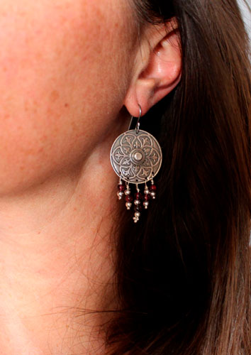 Murmure du bouclier, boucles d’oreilles médiévales en argent et grenat