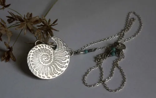 Nautilus, collier coquillage de stabilité et de pérennité en argent et turquoise