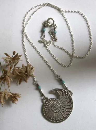 Nautilus, collier coquillage de stabilité et de pérennité en argent et turquoise