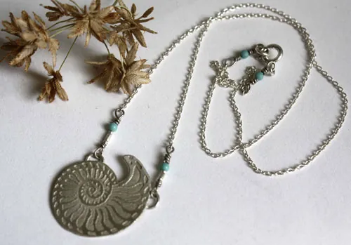 Nautilus, collier coquillage de stabilité et de pérennité en argent et turquoise