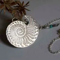 Nautilus, collier coquillage de stabilité et de pérennité en argent et turquoise