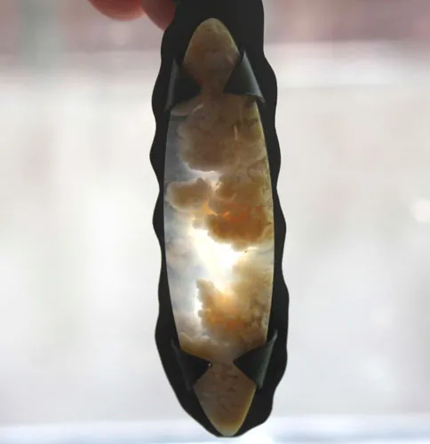 Nébuleux, pendentif univers en suspension en argent et agate point plume graveyard