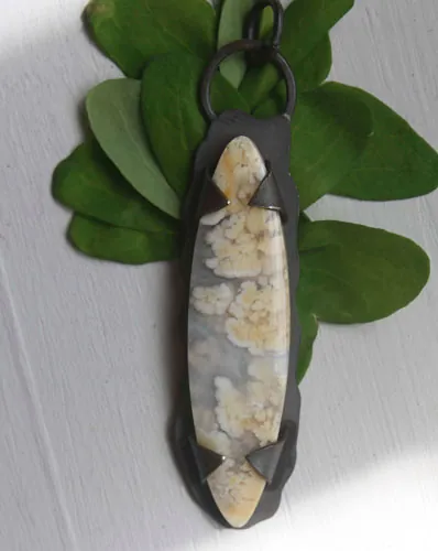 Nébuleux, pendentif univers en suspension en argent et agate point plume graveyard