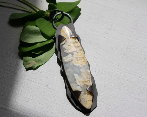 Nébuleux, pendentif univers en suspension en argent et agate point plume graveyard