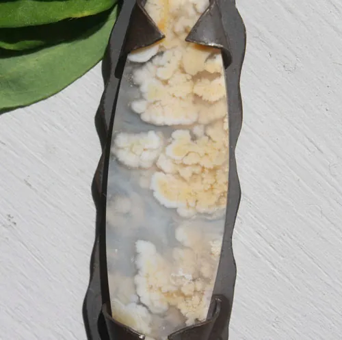 Nébuleux, pendentif univers en suspension en argent et agate point plume graveyard