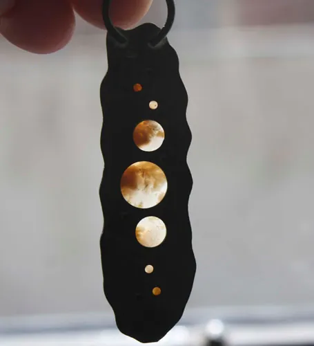 Nébuleux, pendentif univers en suspension en argent et agate point plume graveyard