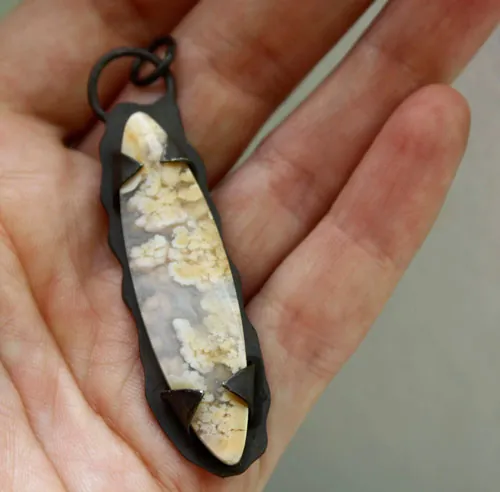 Nébuleux, pendentif univers en suspension en argent et agate point plume graveyard
