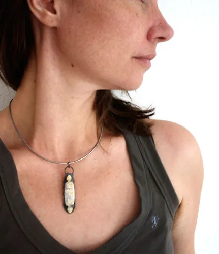 Nébuleux, pendentif univers en suspension en argent et agate point plume graveyard