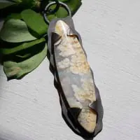 Nébuleux, pendentif univers en suspension en argent et agate point plume graveyard
