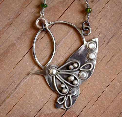 Nectar, collier oiseau colibri en argent et saphir vert