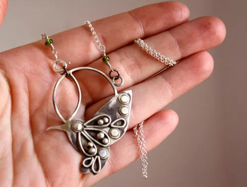 Nectar, collier oiseau colibri en argent et saphir vert