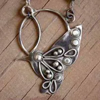 Nectar, collier oiseau colibri en argent et saphir vert