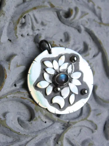 Nénuphar au clair de lune, pendentif nuit romantique en argent et labradorite